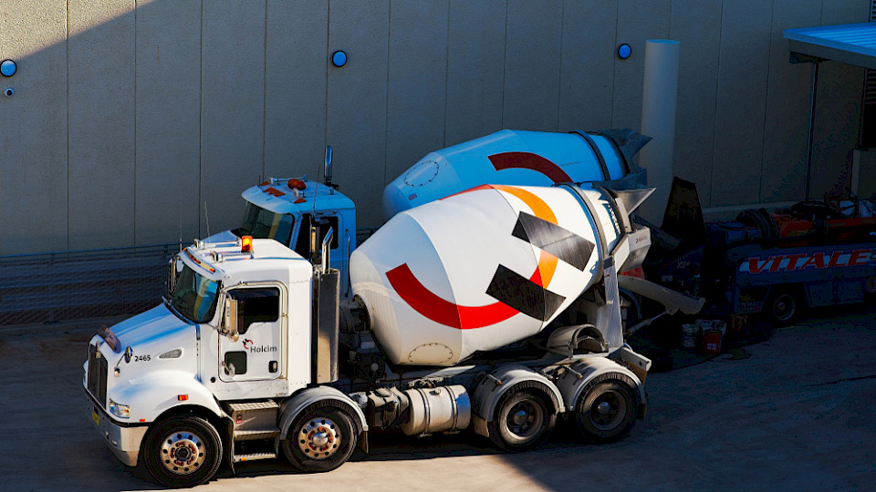 Der wiederkehrende EBIT stieg um 14,7 Prozent, unter anderem wegen Sparmassnahmen bei Zement, Zuschlagstoffen und Transportbeton. (Bild Trevor Sandford/Shutterstock)