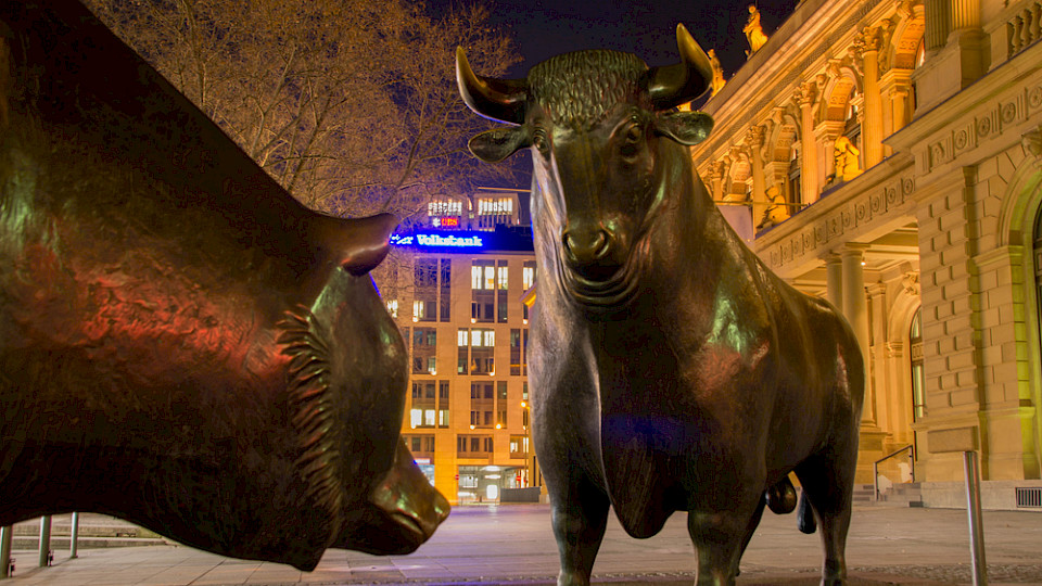 Die Bullen vor der Frankfurter Börse stehen für die aktuelle Rekordjagd im deutschen Leitindex. (Bild Pradeep Thomas Thundiyil/Shutterstock)