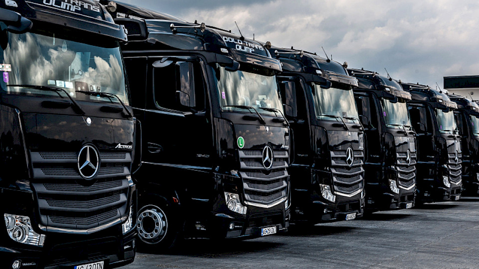 Daimler Truck lieferte weniger neue Lastwagen als erwartet, steigerte aber Umsatz und Gewinn überraschend. (Bild Tanase Sorin Photographer/Shutterstock)