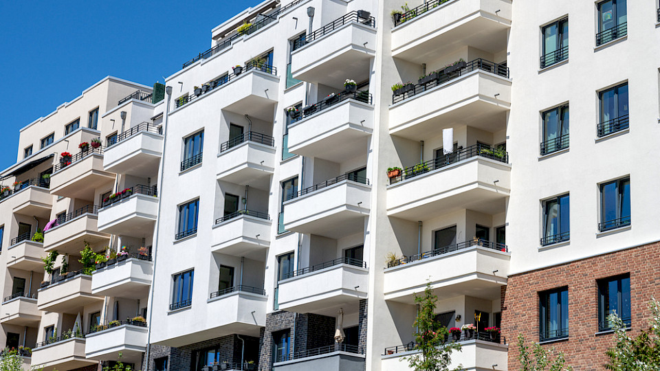 Die Preise der ausgeschriebenen Mietwohnungen sind im Februar im Schnitt um 0,6 Prozent gesunken. (Bild elxeneize/Shutterstock)