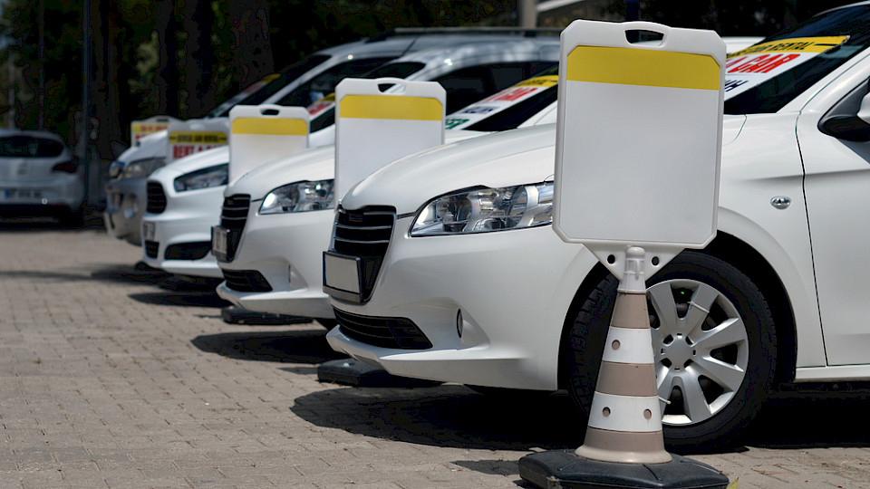 Mietwagen kosteten zuletzt etwas weniger. (Bild alexfan32/Shutterstocks)