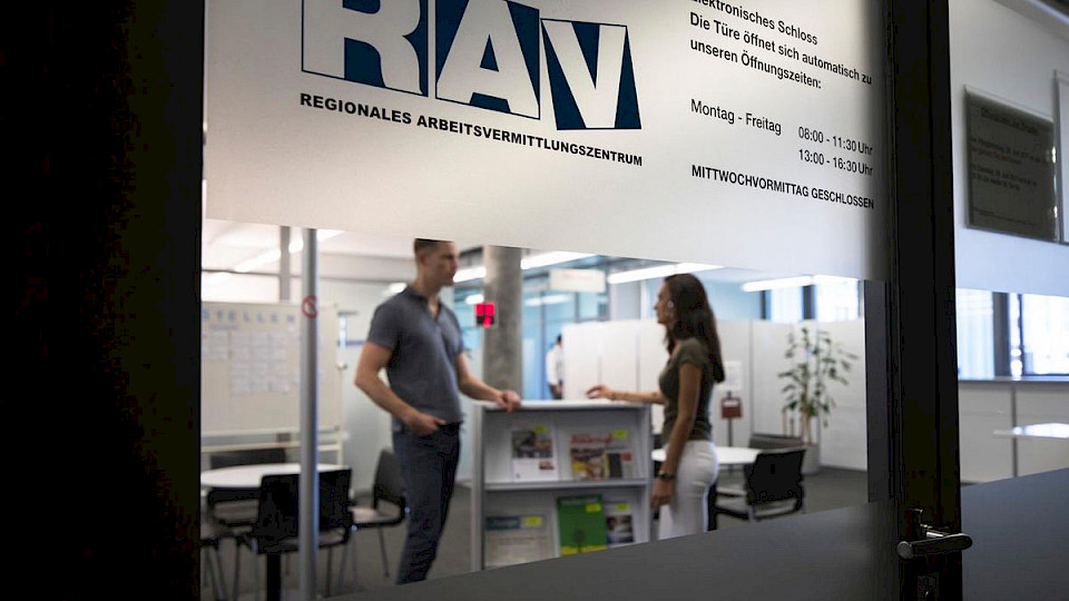 Bei den Regionalen Arbeitsvermittlungszentren (RAV) waren Ende Februar fast 1300 weniger Menschen angemeldet. (Bild Nico/Shutterstock)