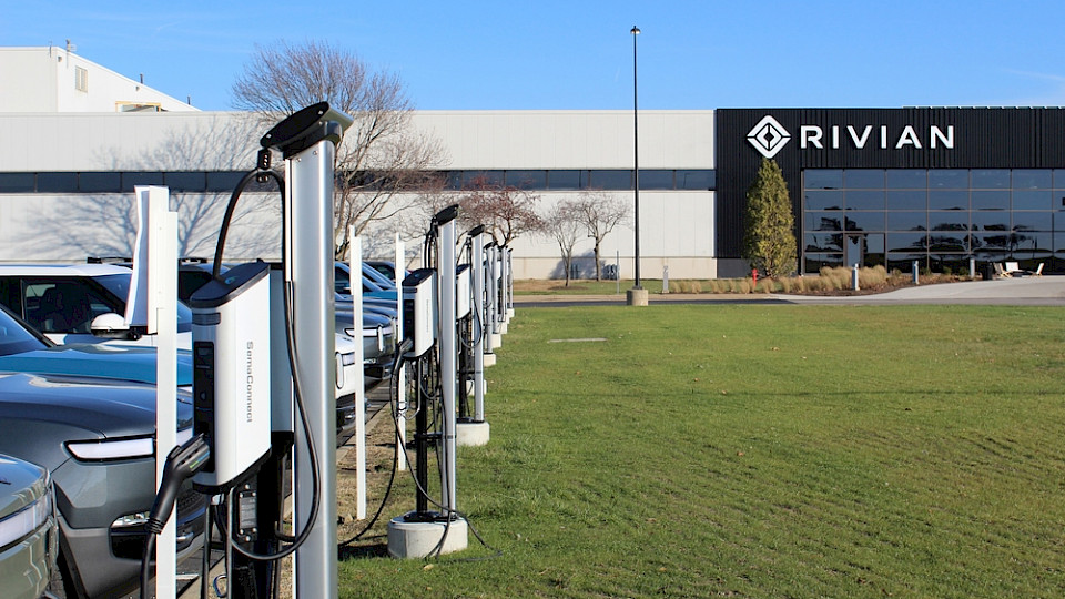 Rivian muss sparen und verzichtet vorerst auf den Neubau der teuren Fabrik. (Bild James Yarbrough/Shutterstock)