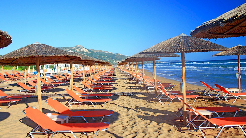 Strenge Regeln für die griechischen Strände sollen gegen die Auswüchse des Massentourismus helfen. (Bild Tomasz Guzowski/Shutterstock)