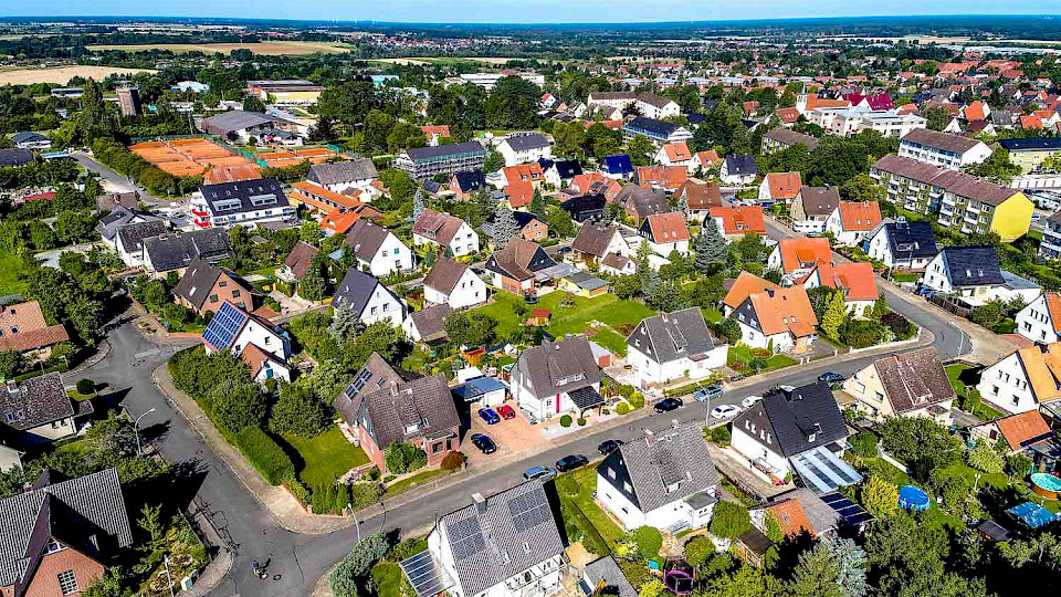 Die Preise für Einfamilienhäuser sanken auch in den Topregionen um fast 10 Prozent. (Bild geogif/Shutterstock)