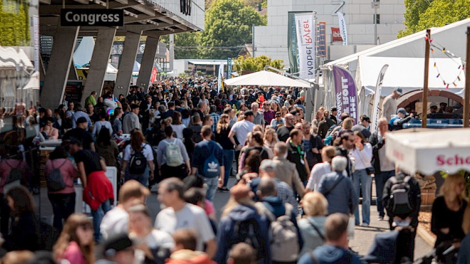 Schweizerinnen und Schweizer sind grundsätzlicher zufriedener als ihre Nachbarn. (Bild Wirestock Creators/Shutterstock)