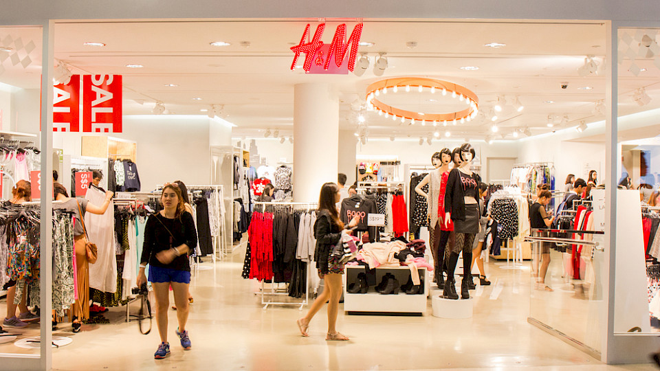 H&M verkaufte weniger, verdiente aber deutlich mehr als erwartet. (Bild Takashi Images/Shutterstock)