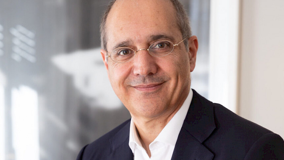 Adriano B. Lucatelli ist ein ausgewiesener Finanzexperte mit grosser Führungserfahrung. Vor der Gründung von Descartes Finance im Jahr 2015 war er für mehrere Jahre in leitenden Funktionen bei UBS und Credit Suisse im In- und Ausland tätig und lehrte an der Universität Zürich. Seine Studien führten ihn u.a. an die London School of Economics und an die Wharton School. Das Schweizer Wirtschaftsmagazin Bilanz listete ihn unter den Top 100 der einflussreichsten Schweizer Banker.