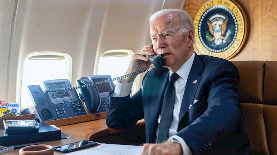 Joe Biden an Bord der Air Force One: Utensilien mit dem Logo des Präsidenten werden häufig aus dem Flugzeug gestohlen. (Foto Tennessee Witney/Shutterstock)