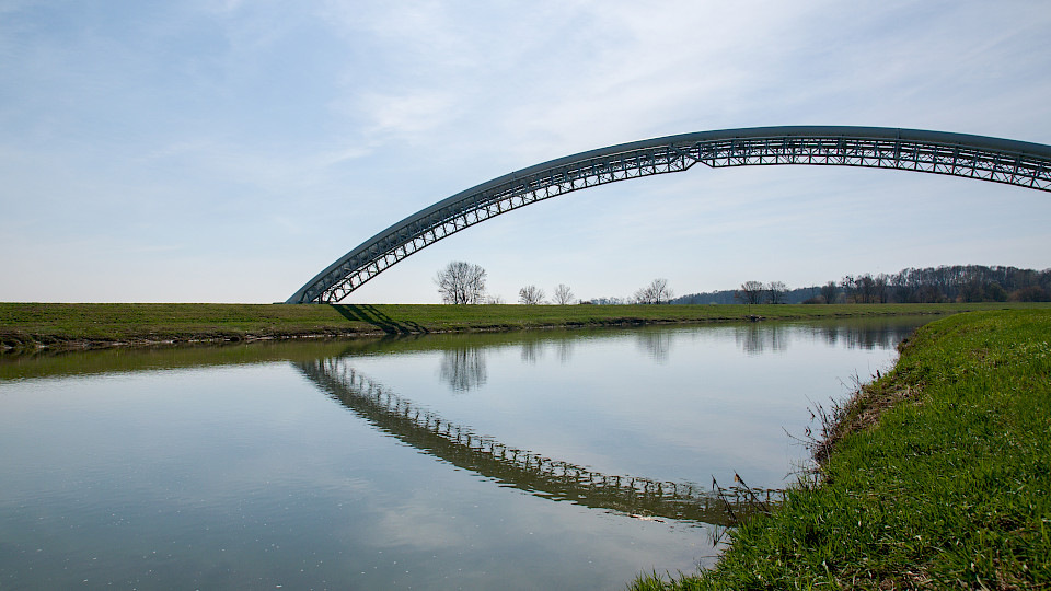 Den Bogen schlagen zu weniger Verschleiss, sauberer Energie und moderner Infrastruktur ist zwingend, um die Klimaziele zu erreichen. (Bild: Shutterstock.com/Ed Mucha).