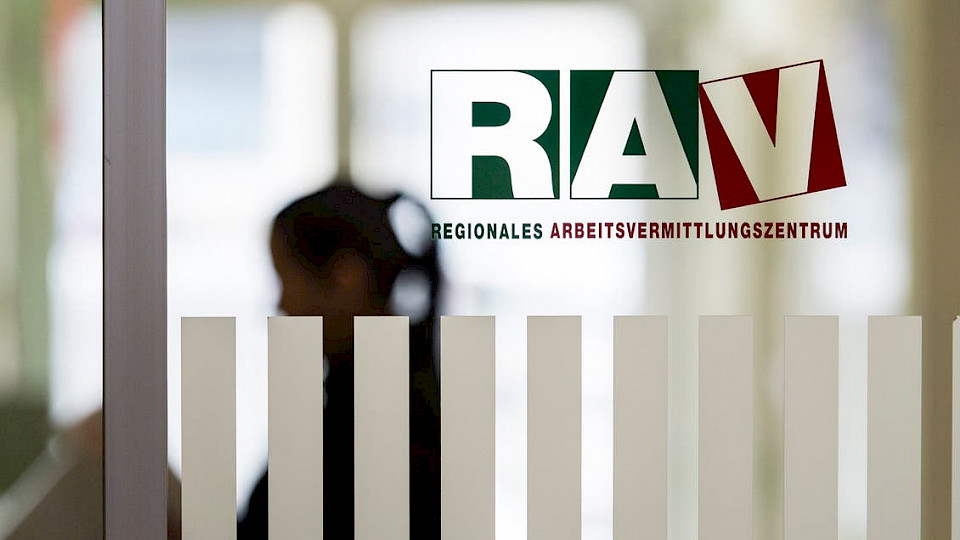 Die Arbeitslosenquote blieb bei 2,4 Prozent, damit etwas höher als erwartet. (Bild Nico/Shutterstock)