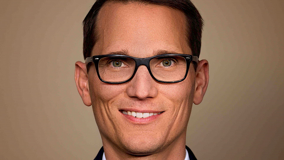 Nationalbank-Vizepräsident Martin Schlegel erläutert die Bedeutung von Devisenkäufen und Verkäufen für die Inflationsbekämpfung. (Bild pd)