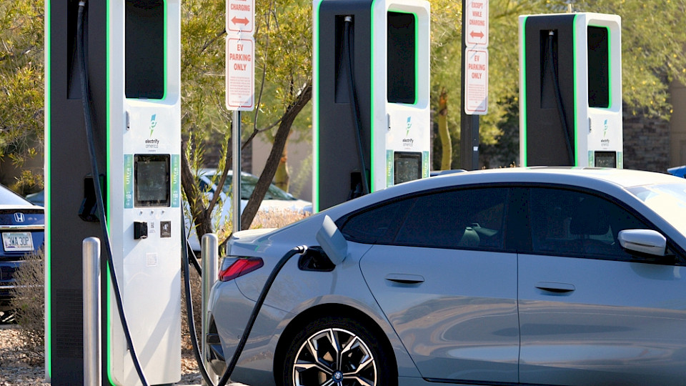 BMW verkaufte zuletzt deutlich mehr Elektroautos, dies obwohl die Verkäufe in China zurückgehen. (Bild Around the World Photos/Shutterstock)