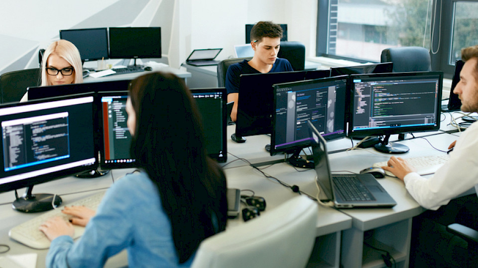 Bis 2040 sind rund 1,92 Millionen IT-Stellen zu besetzen. Laut Studie fehlen gut ein Drittel davon. (Bild puhhha/Shutterstock)