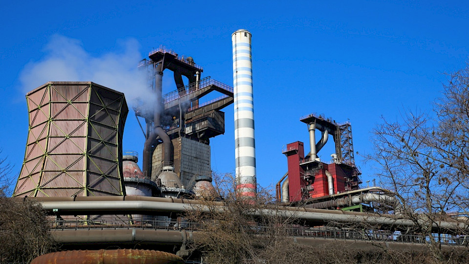 Das Stahlgeschäft bringt seit Jahren Verlust, nun soll die Kapazität angepasst werden. (Bild Ralf Liebhold/Shutterstock)