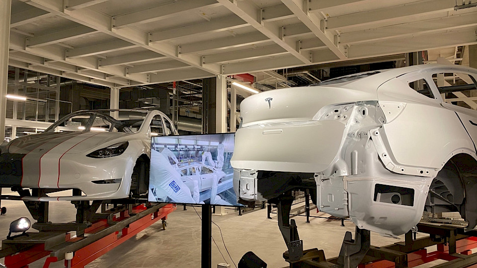 Tesla reagiert mit einem massiven Abbau von Jobs auf die sinkenden Verkäufe. (Bild gofra/Shutterstock)