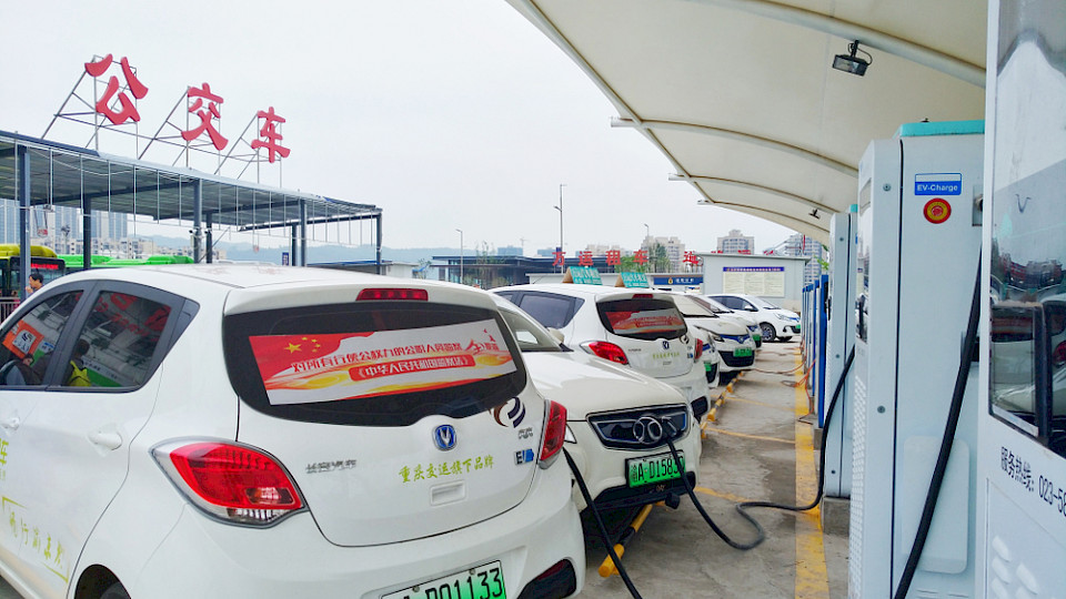 China investiert viel Geld in eigene Elektroautos, das schlägt sich laut Experten in den Wachstumszahlen nieder. (Bild liyuhan/Shutterstock)