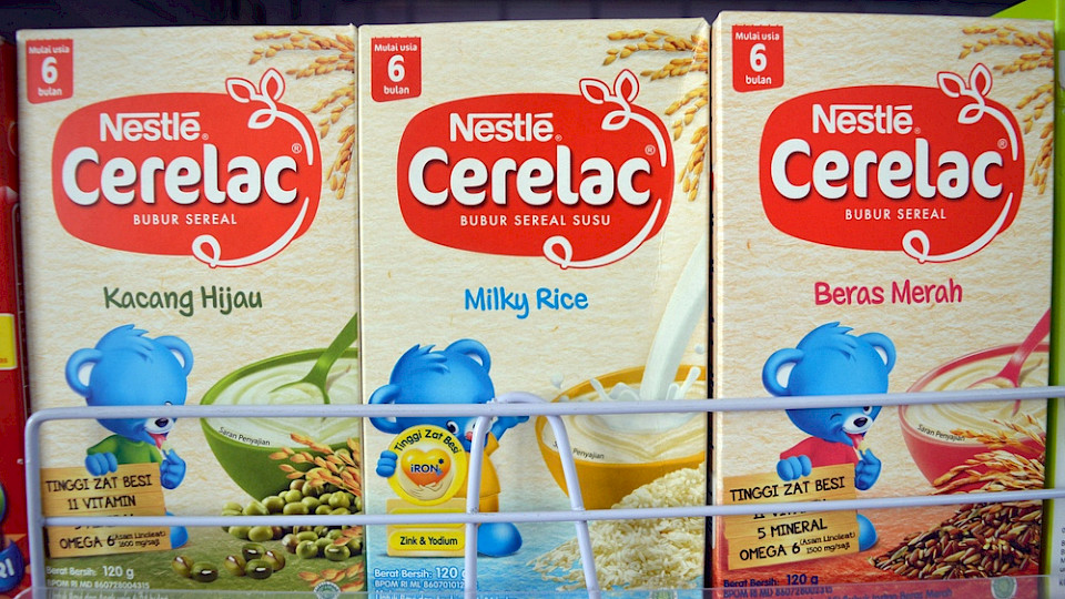 Die Babynahrung enthält in gewissen Ländern zwischen 1,6 und 6,0 Gramm Zucker pro Portion. (Bild Anung Camui/Shutterstock)