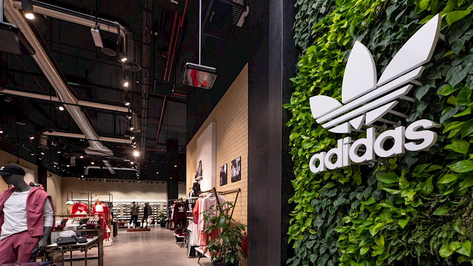 Adidas erwartet ein höheres Betriebsergebnis, die Aktie reagiert mit einem Kurssprung. (Bild pio3/Shutterstock)