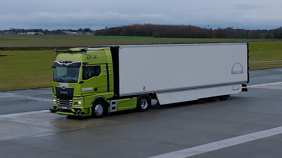 Die Tests starten nun dank einer Sondergenehmigung des Kraftfahrtbundesamts auf der Autobahn. (Bild pd)