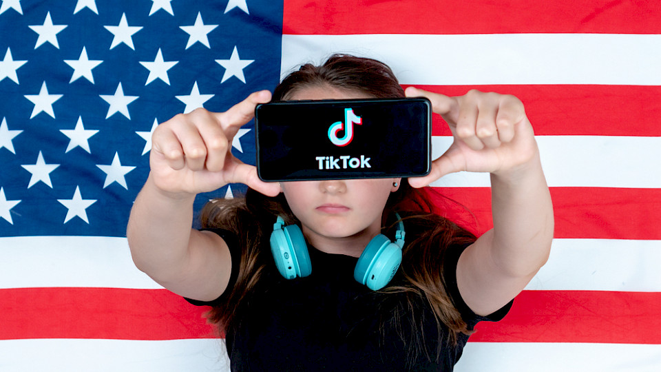 TikTok bringt Biden in eine Zwickmühle, die App ist bei jungen Nutzern populär, deren Stimmen er für eine Wiederwahl im November braucht. (Bild Foto-Anbieter
Luiza Kamalova/Shutterstock)