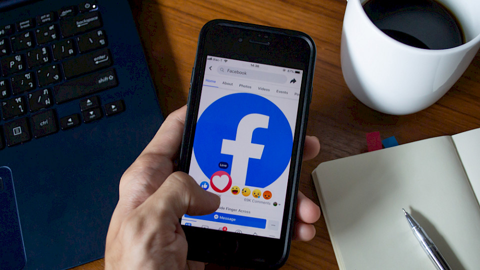 Facebook hat zuletzt viel mehr verdient, die grossen Investitionen in KI erschrecken aber offenbar die Investoren. (Bild Wachiwit/Shutterstock)