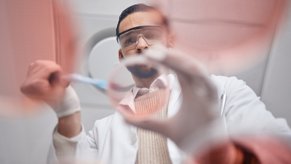 Die Aussichten bei der Chemie- und der Pharmaindustrie sind laut KOF zuletzt deutlich besser geworden. (Bild PeopleImages.com - Yuri A/Shutterstock)