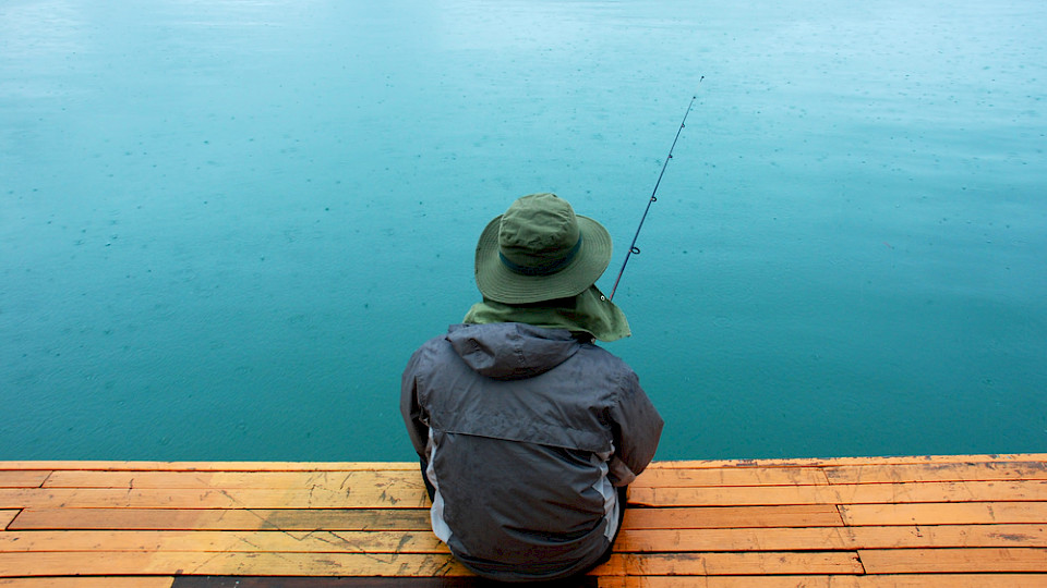 Wie beim Fischen, ist derzeit auch beim Anlegen Geduld eine wichtige Tugend. (Bild Fifian Iromi/Shutterstock)