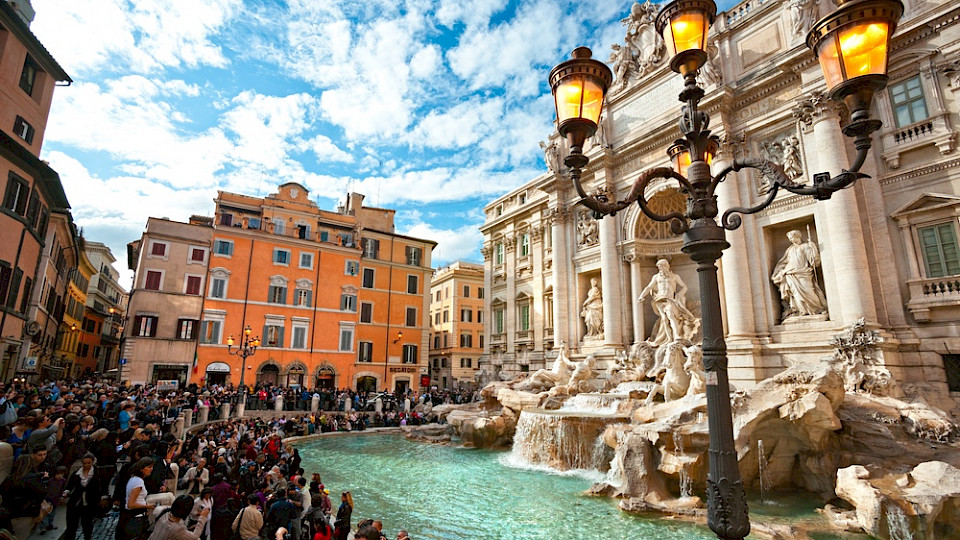 Besonders beliebt bei Touristen und bei Taschendieben: Der Trevi Brunnen in Rom. (Bild Luciano Mortula - LGM/Shutterstock)