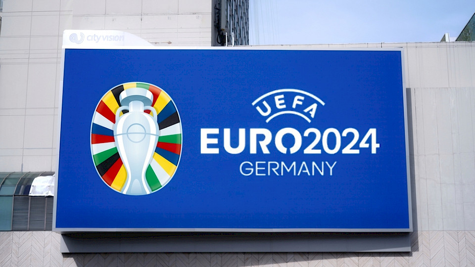 Die EM in Deutschland ist für den gemeinnützigen Verein UEFA ein lukratives Geschäft. (Bild Poetra.RH/Shutterstock)