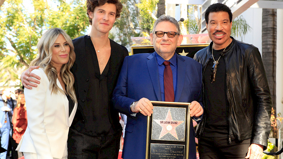 Universal-Chef Lucian Grainge umgibt sich gern mit Stars und soll fast 140 Millionen Euro bekommen. (Bild Kathy Hutchins/Shutterstock)