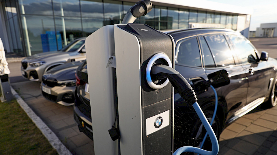 BMW verkaufte fast 28 Prozent mehr Elektroautos, trotzdem sank der Gewinn im ersten Quartal deutlich. (Bild Jeppe Gustafsson/Shutterstock)