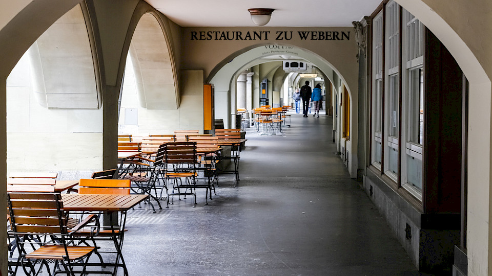 Laut Postfinance gönnten sich die Menschen zuletzt seltener ein Essen im Restaurant. (Bild marekusz/Shutterstock)