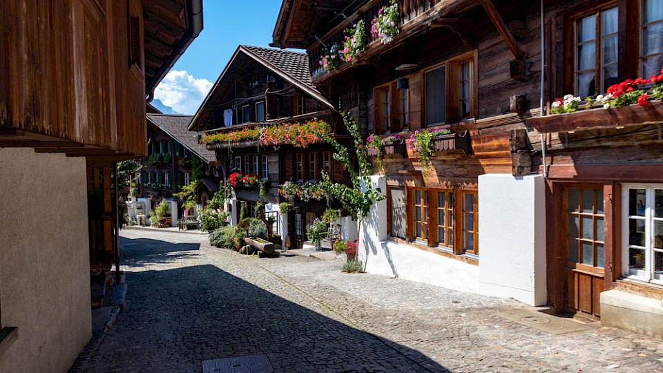 Die Brunngasse ist die berühmteste Strasse in Brienz und gehört laut dem US-Magazin «Architectural Digest» zu den schönsten der Welt. (Bild Alberto Garcia Guillen/Shutterstock)