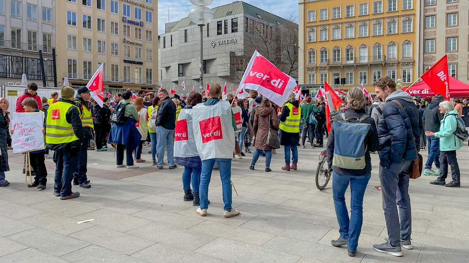 Unter anderem nach Streiks von Verdi kam es in Deutschland zu höheren Löhnen. (Bild ArDanMe/Shutterstock)