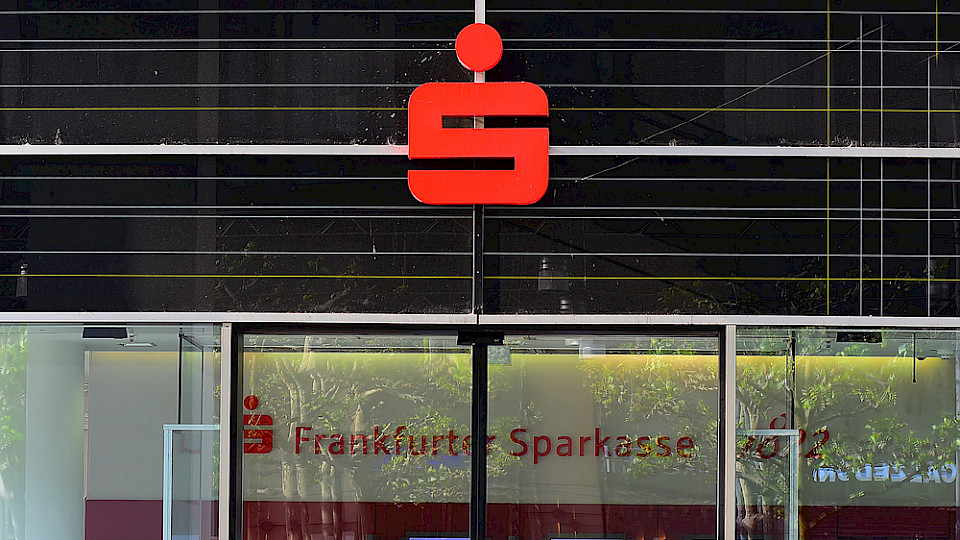 Sieben von zehn Banken oder Sparkassen rechnen laut Umfrage damit, dass die Kreditrisiken infolge des Strukturwandels der deutschen Wirtschaft zunehmen werden. (Bild Vytautas Kielaitis/Shutterstock)