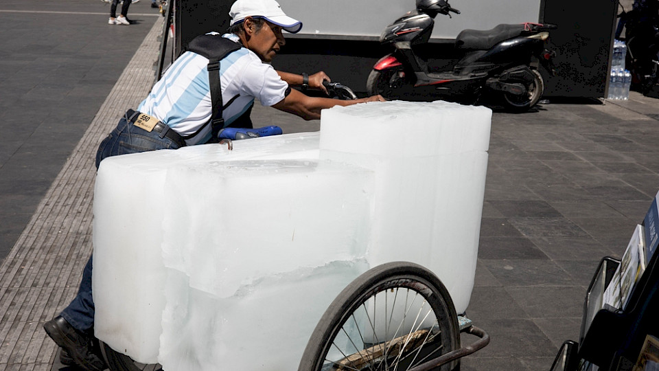 Gegen die Rekordhitze hilft nicht einmal ein grosser Eisblock. (Bild Octavio Hoyos/Shutterstock)