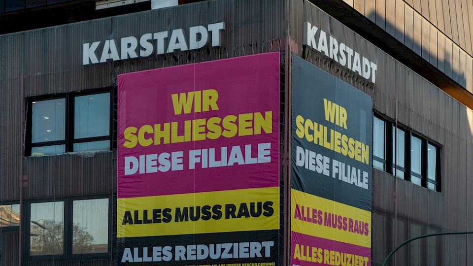 Das Zittern nach der dritten Insolvenz innerhalb von weniger als vier Jahren hat für die Angestellten vorerst ein Ende. (Bild Mo Photography Berlin/Shutterstock)