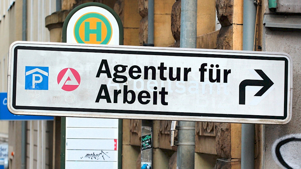 Die Agentur für Arbeit betreut aktuell rund 2,7 Millionen Arbeitslose. (Bild aquatarkus/Shutterstock)