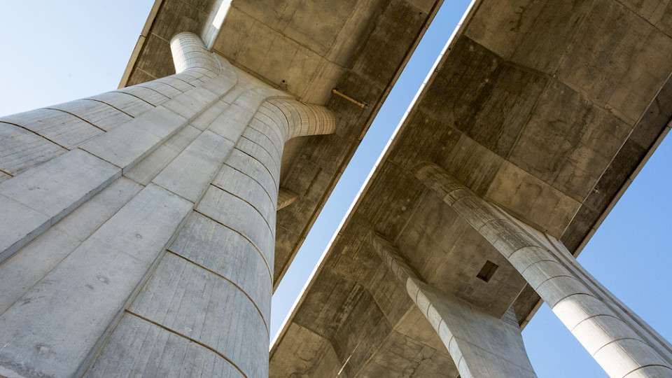 Ohne Brücken, Strassen, Tunnel, Elektrizitätsnetze, Krankenhäuser, Schulen, Datenzentren und Häfen geht nichts. (Bild Martin Vorel/Shutterstock)