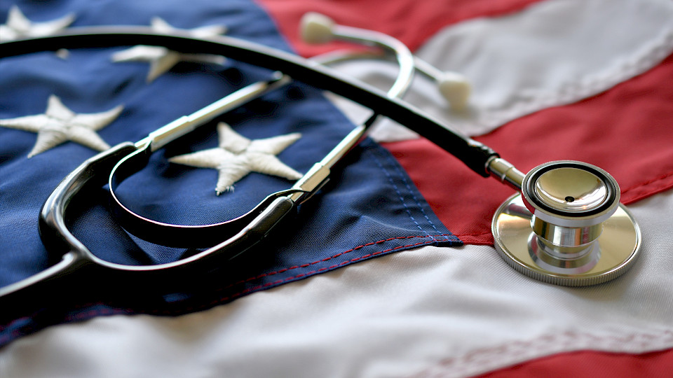 Der US-Arbeitsmarkt bleibt solid, was die Zinsen hochhält. (Bild: Shutterstock.com/MargJohnsonVA)