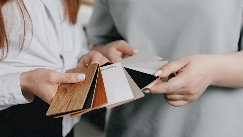 Schweizerinnen und Schweizer planen laut Seco leicht mehr grössere Anschaffungen als noch im Mai 2023. (Bild Parilov/Shutterstock)