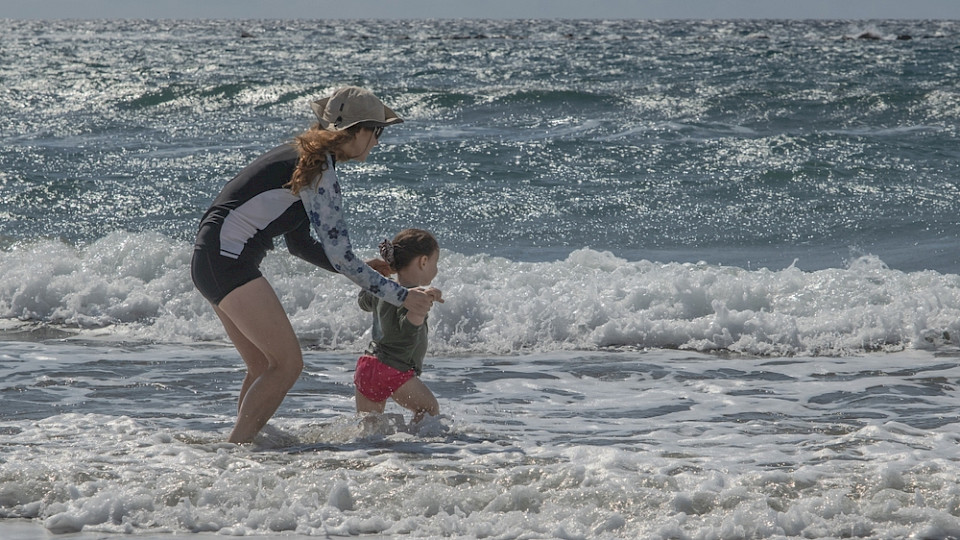 Reiseziele wie Zypern, Österreich, Kroatien und Griechenland liegen mit 95 Prozent oder mehr ausgezeichneten Badegewässern an der Spitze. (Bild MoLarjung/Shutterstock)