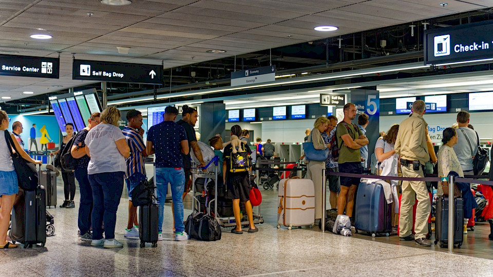 Insgesamt gingen die Konsumausgaben im Mai leicht zurück, gleichzeitig gaben Schweizerinnen und Schweizer deutlich mehr für Reisen aus. (Bild Michael Derrer Fuchs/Shutterstock)