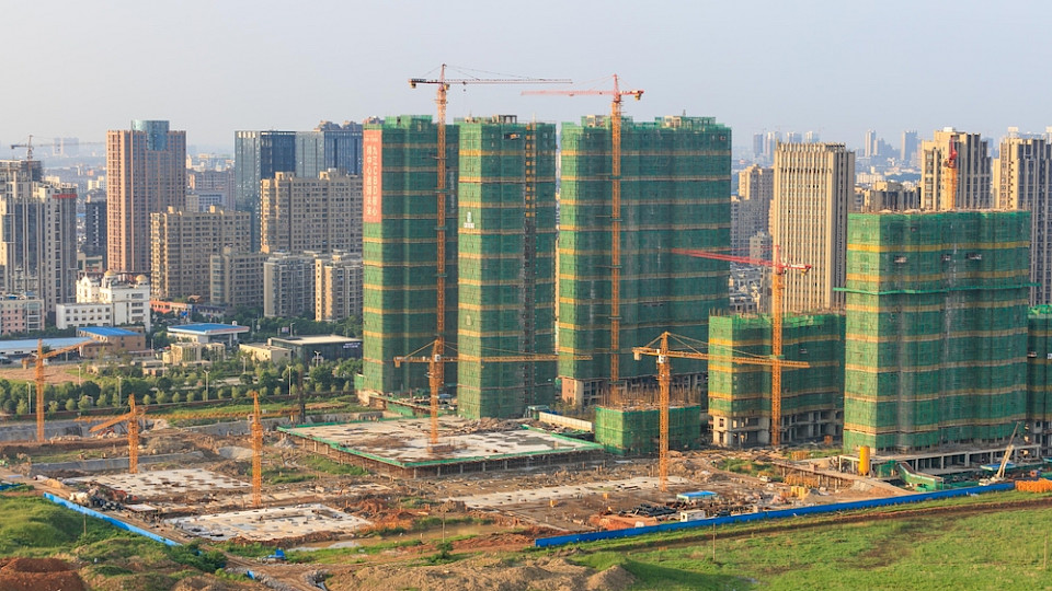 Fast ein Viertel weniger Neubauten meldet das Nationale Statistikamt in China. (Bild humphery/Shutterstock)