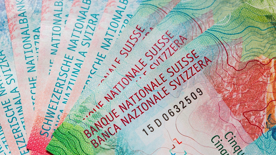 Die SNB senkt die Zinsen und will bei Bedarf den Franken weiter schwächen. (Bild Fedor Selivanov/Shutterstock)