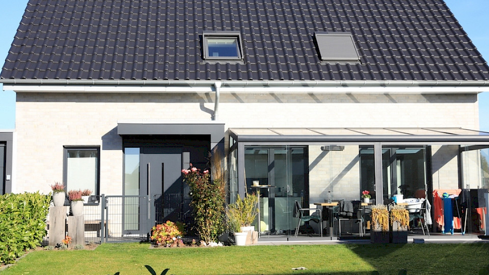 In gewissen Regionen sanken die Preise für Ein- und Zweifamilienhäuser fast 10 Prozent. (Bild Traveller70/Shutterstock)