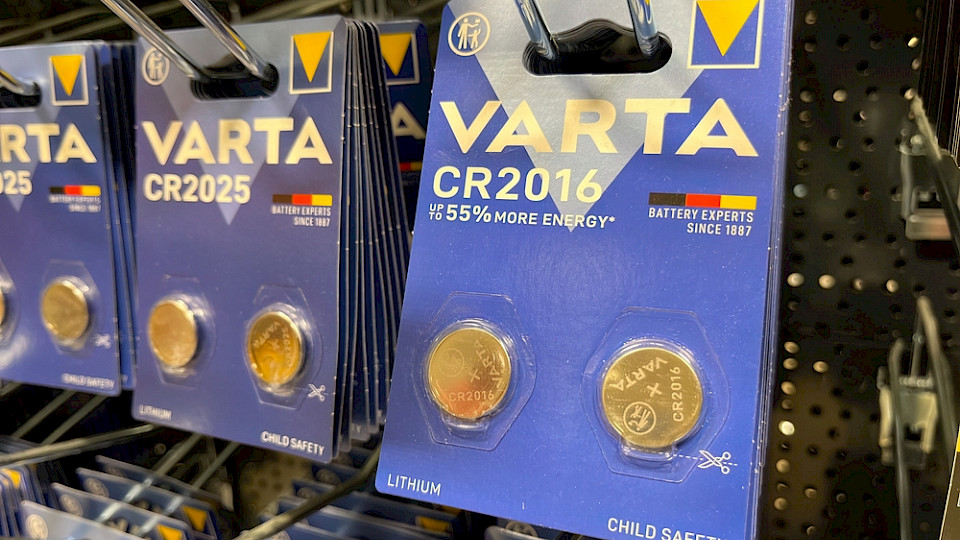 Der Batteriehersteller Varta steckt schon länger in der Krise. Nun kommen weitere schlechte Nachrichten. (Bild VGV MEDIA/Shutterstock)
