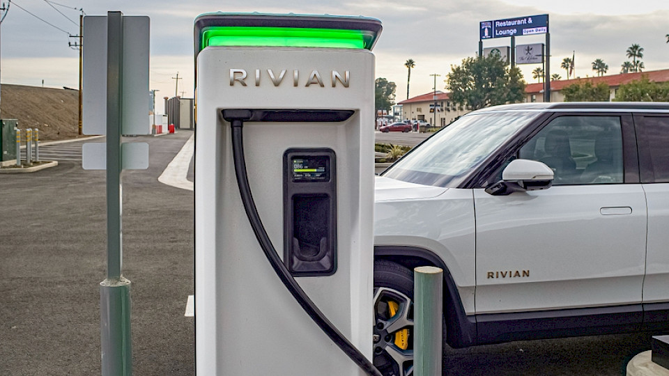 VW wird für neue Autos auf Rivians Technologie und Software einschwenken. (Bild Chris Allan/Shutterstock)