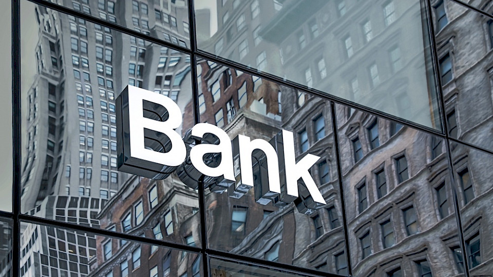 Die Änderung der Eigenmittelverordnung für Banken werden auf 2025 in das Schweizer Recht überführt, teilte der Bundesrat mit. (Bild blurAZ/Shutterstock)